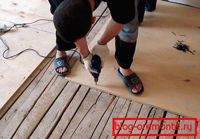 Pose de contreplaqué sur plancher en bois