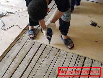 Fixer les draps au plancher de bois