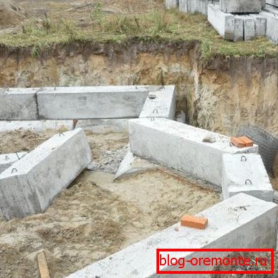 Les blocs sont placés de sorte que les joints verticaux ne correspondent pas Les blocs sont placés de sorte que les joints verticaux ne correspondent pas