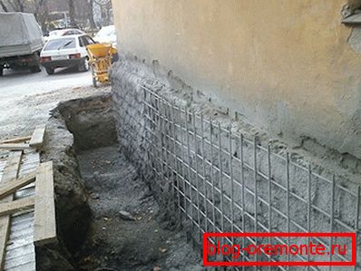 Renforcement de la base de la cage d'armature et de béton. Renforcement de la base de la cage d'armature et de béton.