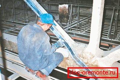Durcir la ferme en béton avec une plaque composite. Durcir la ferme en béton avec une plaque composite.