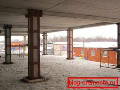 Le renforcement des poteaux en béton armé avec supports en acier augmente leur capacité portante. Le renforcement des poteaux en béton armé avec supports en acier augmente leur capacité portante.
