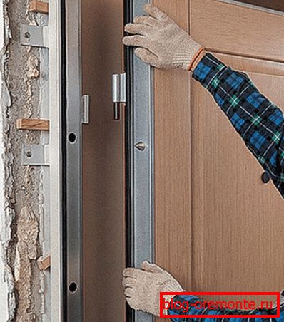 Accrocher la porte aux charnières installer des portes en acier