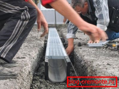 Installation du plateau sur un patin de béton. Installation du plateau sur un patin de béton.
