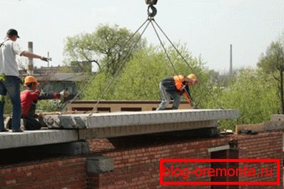 Installation de la dalle de sol avec une grue Installation de la dalle de sol avec une grue