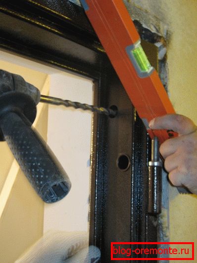 Montez le cadre de la porte installation de porte en acier à faire soi-même