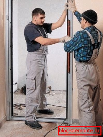 Installer la boîte dans l'ouverture installation de portes d'entrée en acier