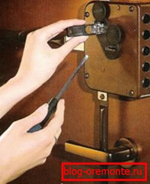 installation d'une serrure sur une porte en métal
