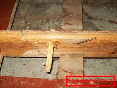 Élimination du grincement par le plancher des cloisons