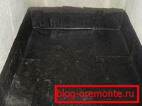 Le dispositif d'un sol en béton dans un bain - nous posons l'imperméabilisation Le dispositif d'un sol en béton dans un bain - nous posons l'imperméabilisation