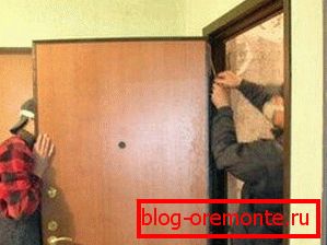 Réglage de la porte réchauffer l'entrée de la porte en métal