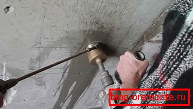 Humidifier le trou pendant le forage facilite grandement le processus. Humidifier le trou pendant le forage facilite grandement le processus.