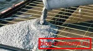 Dans les endroits facilement accessibles, la solution est coulée directement à partir d'un véhicule transportant du béton liquide. Dans les endroits facilement accessibles, la solution est coulée directement à partir d'un véhicule transportant du béton liquide.