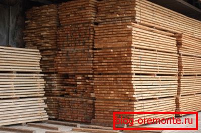Dans certaines régions du pays, la production de bois d'œuvre est bien meilleure que la fabrication de blocs à partir de divers mélanges contenant du ciment.