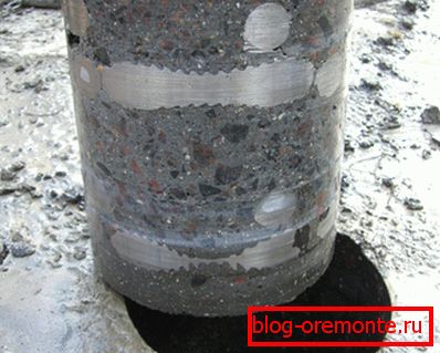 Contrairement aux techniques traditionnelles, le forage au diamant ne donne pas de copeaux. Contrairement aux techniques traditionnelles, le forage au diamant ne donne pas de copeaux.