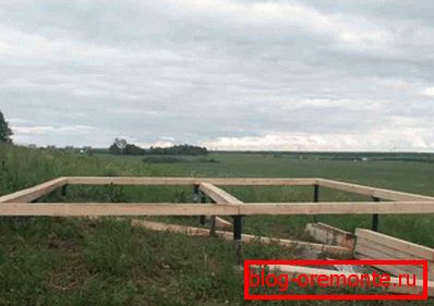 Pieux vissés avec grillage en bois Pieux vissés avec grillage en bois