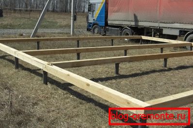 L'apparence de la fondation sur pieux avec une base en bois pour le montage des couronnes L'apparence de la fondation sur pieux avec une base en bois pour le montage des couronnes