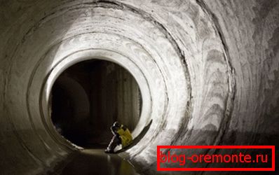 Dans un égout renforcé. Dans un égout renforcé.