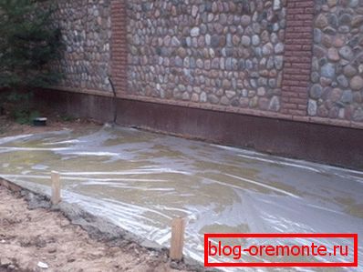Pendant la pluie, le béton frais est recouvert de papier d'aluminium. Pendant la pluie, le béton frais est recouvert de papier d'aluminium.