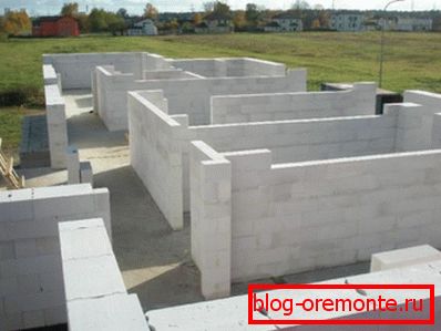 La construction de murs de béton cellulaire. La construction de murs de béton cellulaire.