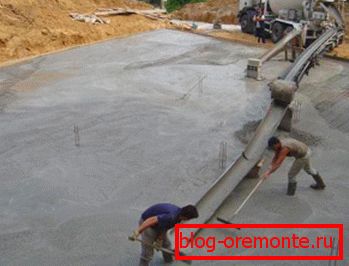 En raison de la courte période de prise, le coulage de gros volumes de béton pose de nombreuses difficultés, car il doit être fait très rapidement En raison de la courte période de prise, le coulage de gros volumes de béton pose de nombreuses difficultés, car il doit être fait très rapidement