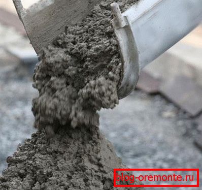 Déchargement de béton. Déchargement de béton.