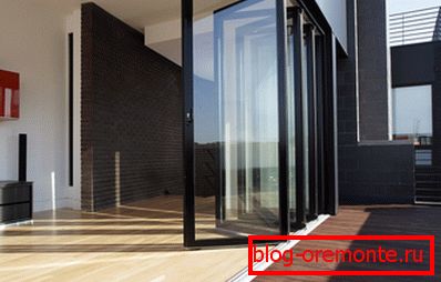Sortie sur la terrasse par une porte pliante en PVC Sortie sur la terrasse par une porte pliante en PVC
