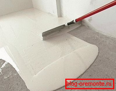 Mise à niveau du béton avec un composé autonivelant Mise à niveau du béton avec un composé autonivelant
