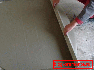 Niveler la couche de béton avec la règle Niveler la couche de béton avec la règle