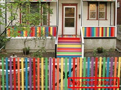 Jeu de couleurs vives dans la décoration du porche