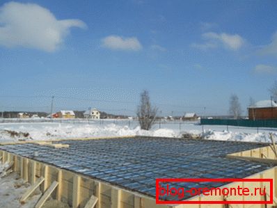 Il est possible de couler du béton en hiver uniquement s'il se réchauffe.