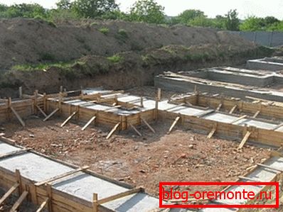 Couler la fondation dans le coffrage Couler la fondation dans le coffrage