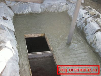 Remplissage du plafond monolithique avec des trappes d’inspection et un tuyau de ventilation. Remplissage du plafond monolithique avec des trappes d’inspection et un tuyau de ventilation.