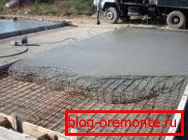 Remplir la dalle monolithique avec une cage d'armature: photo Remplir la dalle monolithique avec une cage d'armature: photo