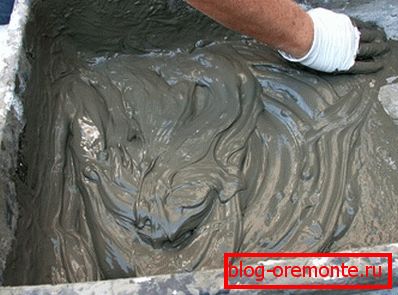 Bien mélanger jusqu'à ce que la masse devienne homogène et de texture similaire à celle de la crème sure. Bien mélanger jusqu'à ce que la masse devienne homogène et de texture similaire à celle de la crème sure.