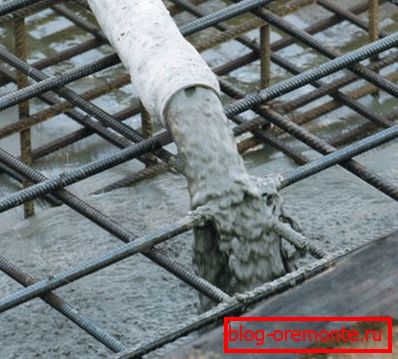 Le béton liquide est fourni par une pompe spéciale. Le béton liquide est fourni par une pompe spéciale.